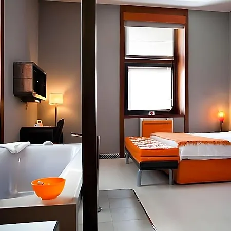 Orange מלון